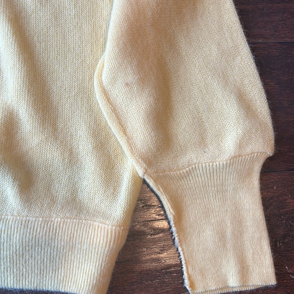 Men’s L V neck Izod LaCoste sweater yellow pullover - Picture 3 of 4